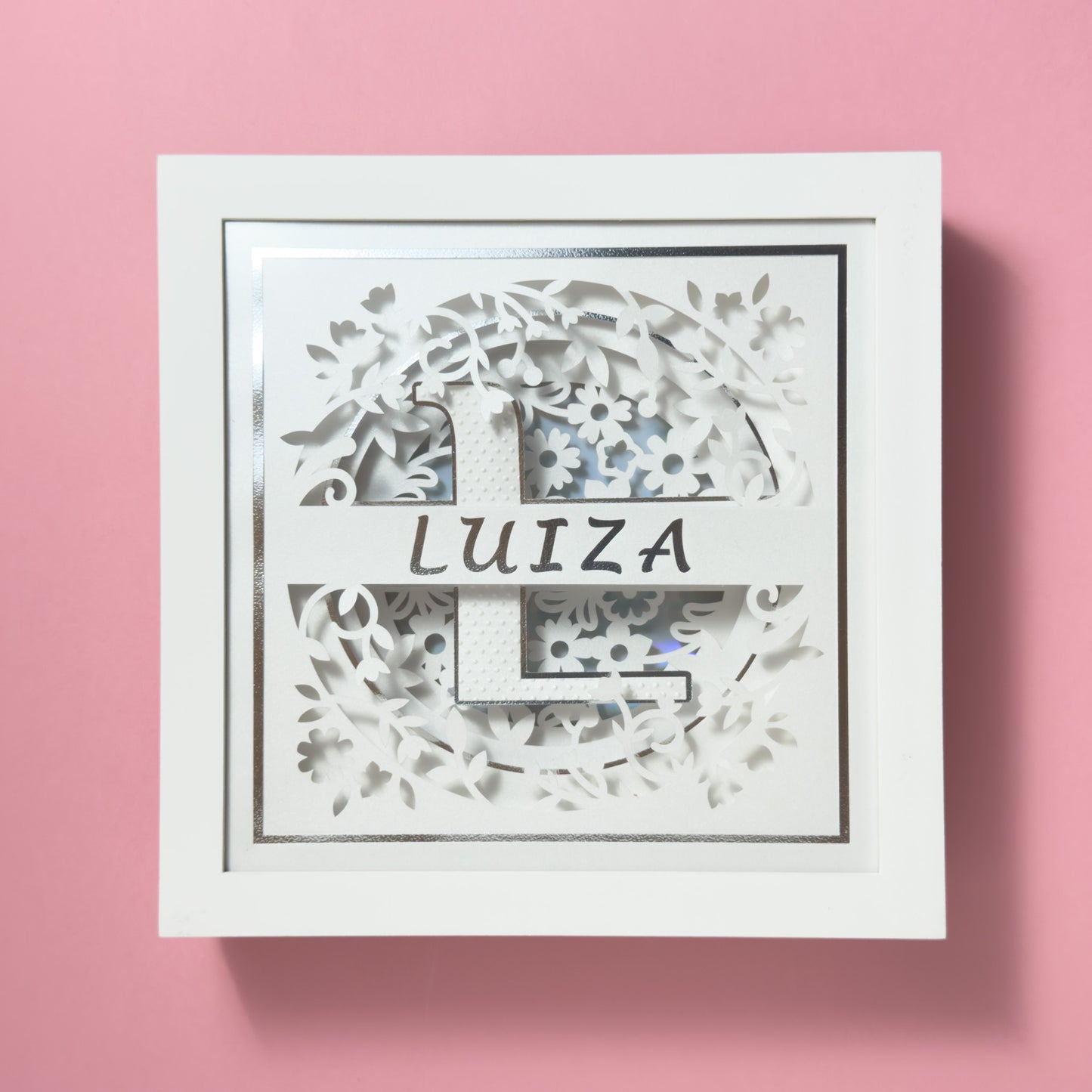 MONOGRAMA FLORES BRANCO- Porta maternidade ou Quadro decorativo personalizado