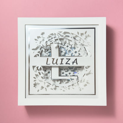 MONOGRAMA FLORES BRANCO- Porta maternidade ou Quadro decorativo personalizado