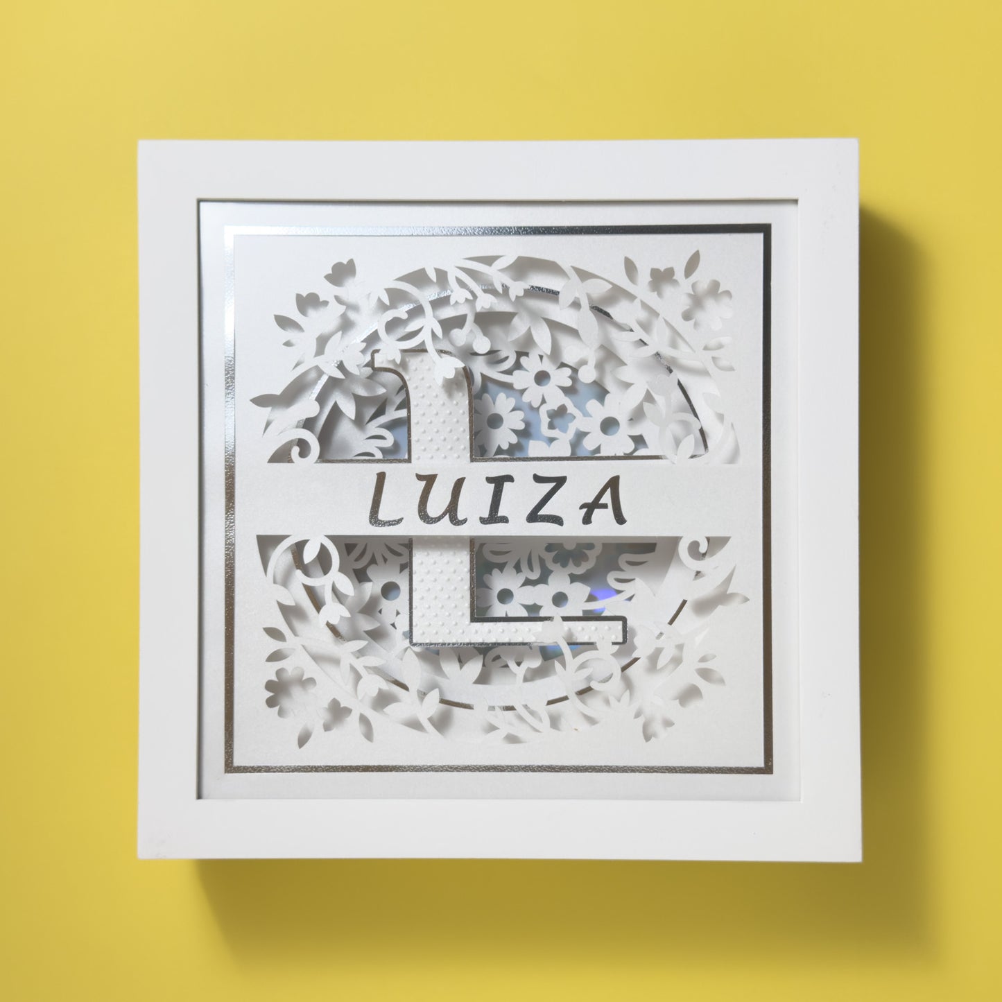 MONOGRAMA FLORES BRANCO- Porta maternidade ou Quadro decorativo personalizado
