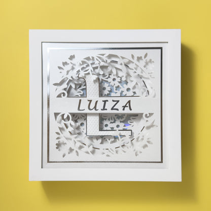 MONOGRAMA FLORES BRANCO- Porta maternidade ou Quadro decorativo personalizado