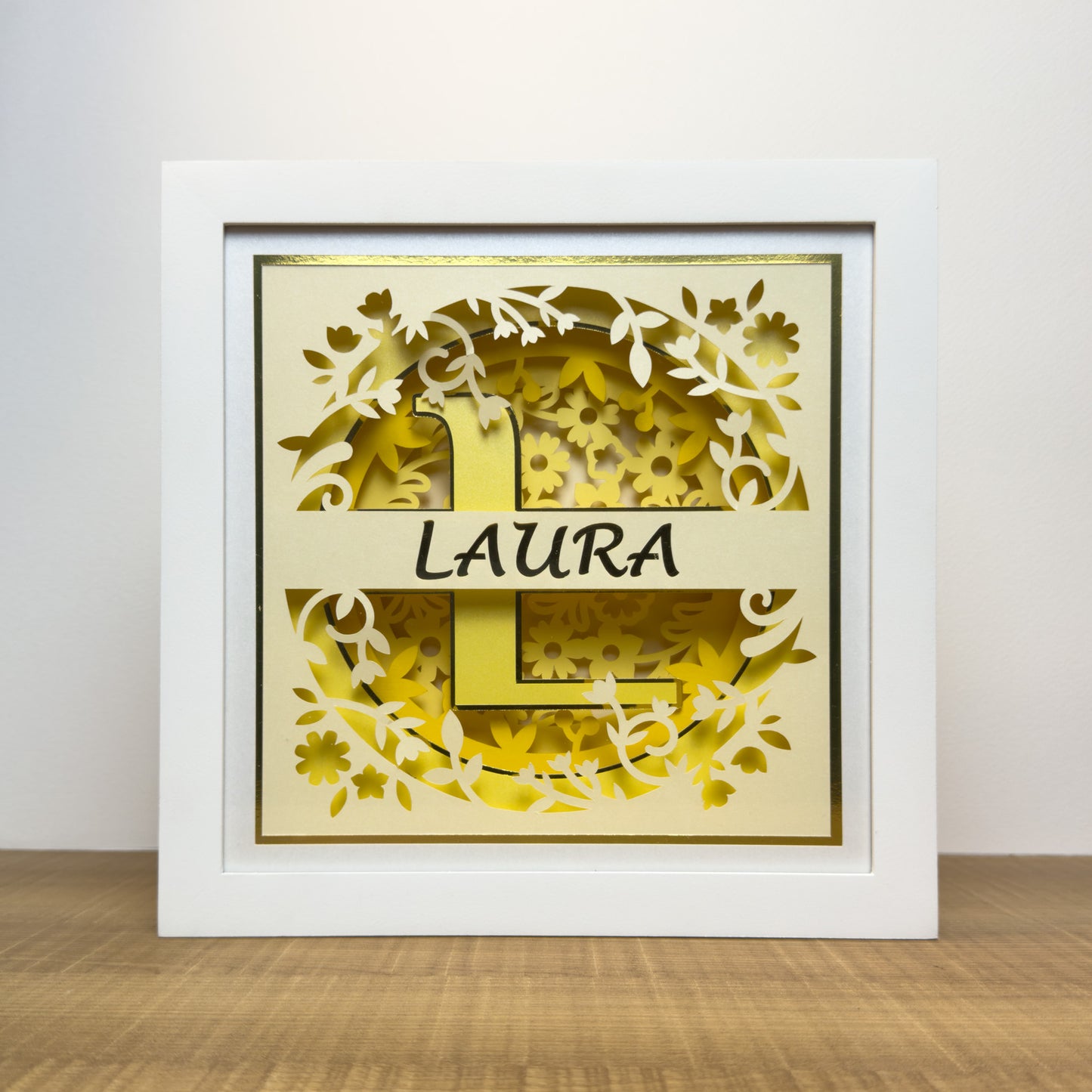 MONOGRAMA FLORES amarelo- Porta maternidade ou Quadro decorativo personalizado
