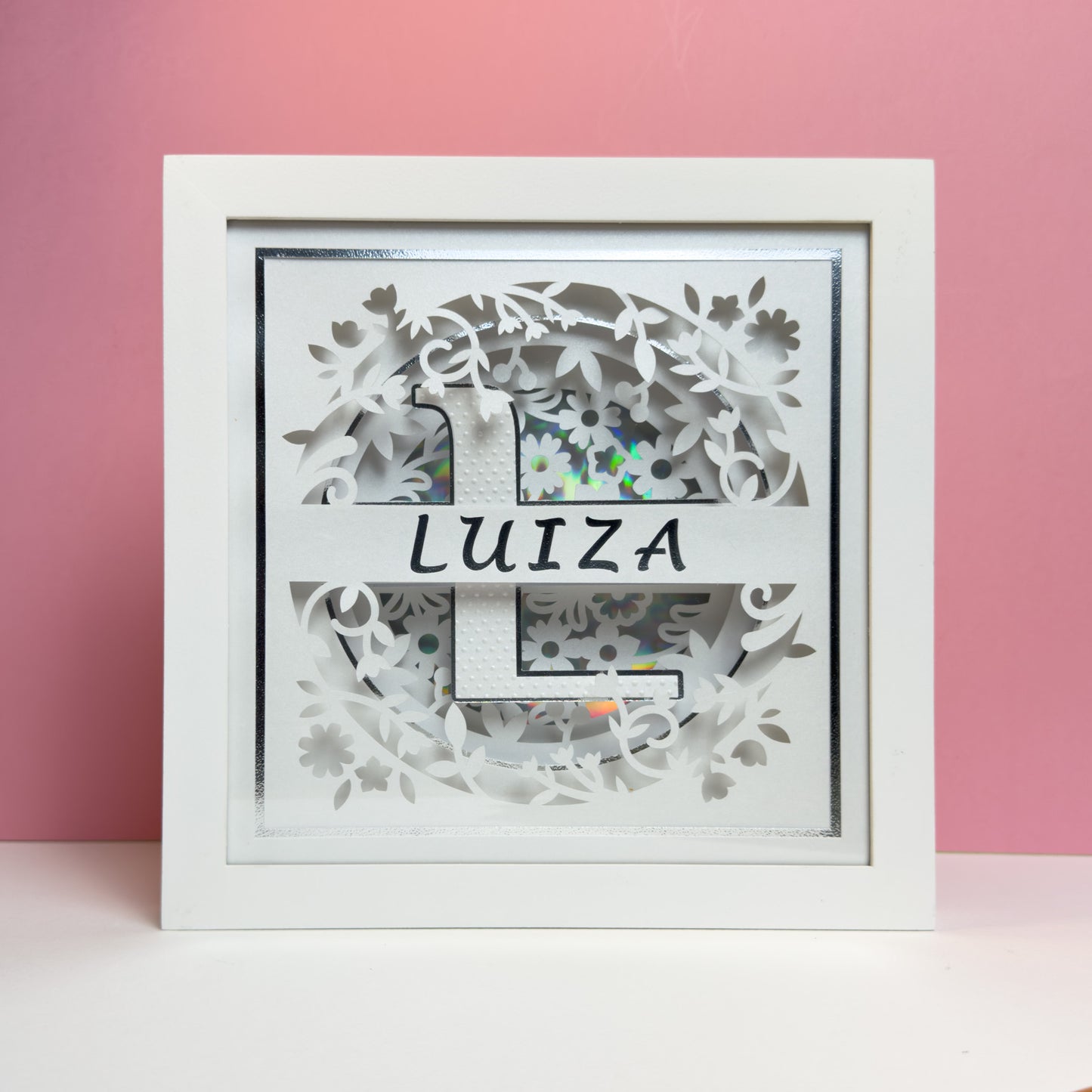 MONOGRAMA FLORES BRANCO- Porta maternidade ou Quadro decorativo personalizado