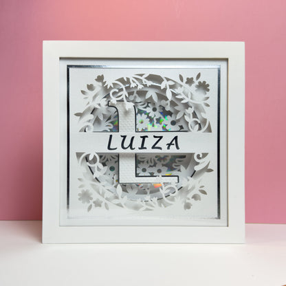 MONOGRAMA FLORES BRANCO- Porta maternidade ou Quadro decorativo personalizado