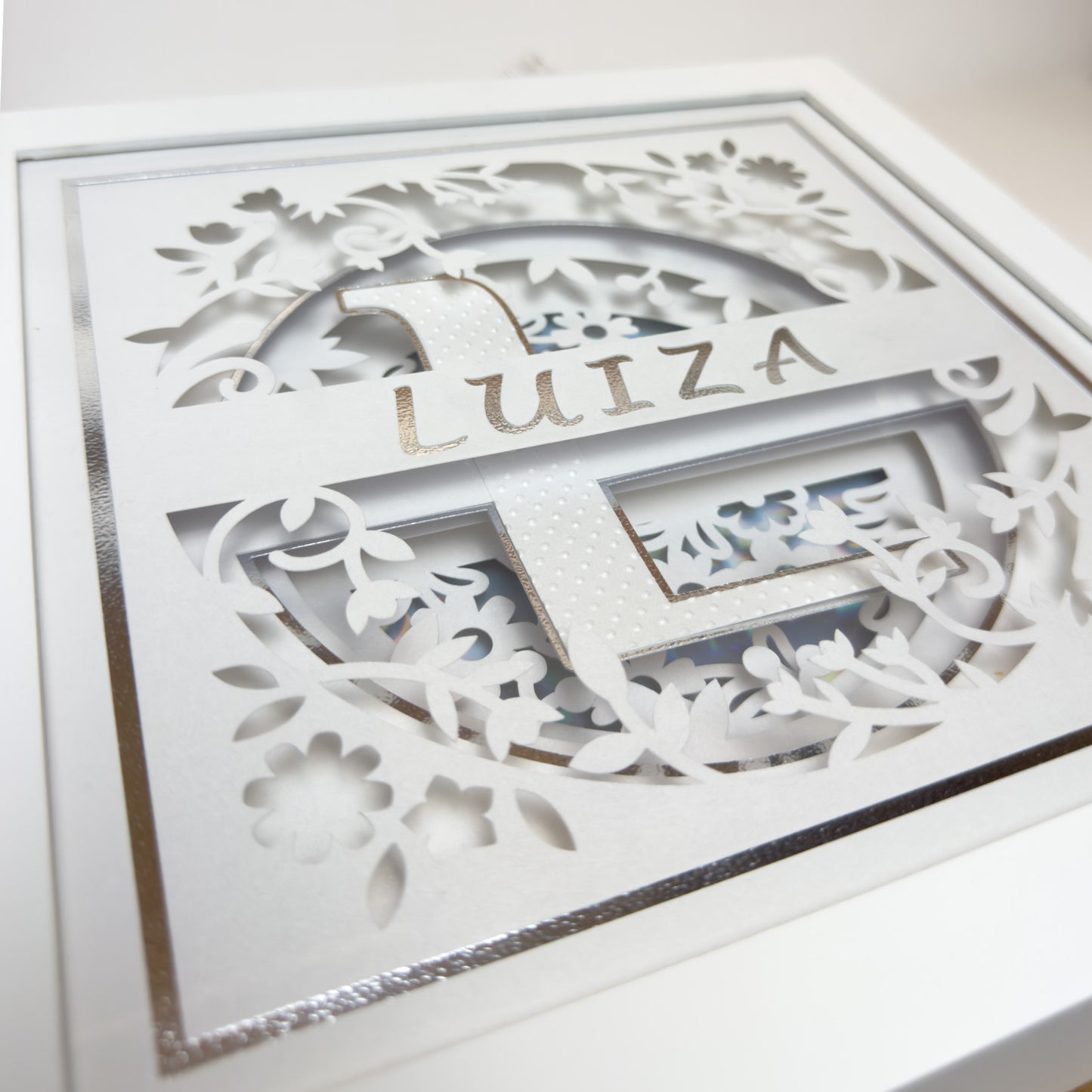 MONOGRAMA FLORES BRANCO- Porta maternidade ou Quadro decorativo personalizado