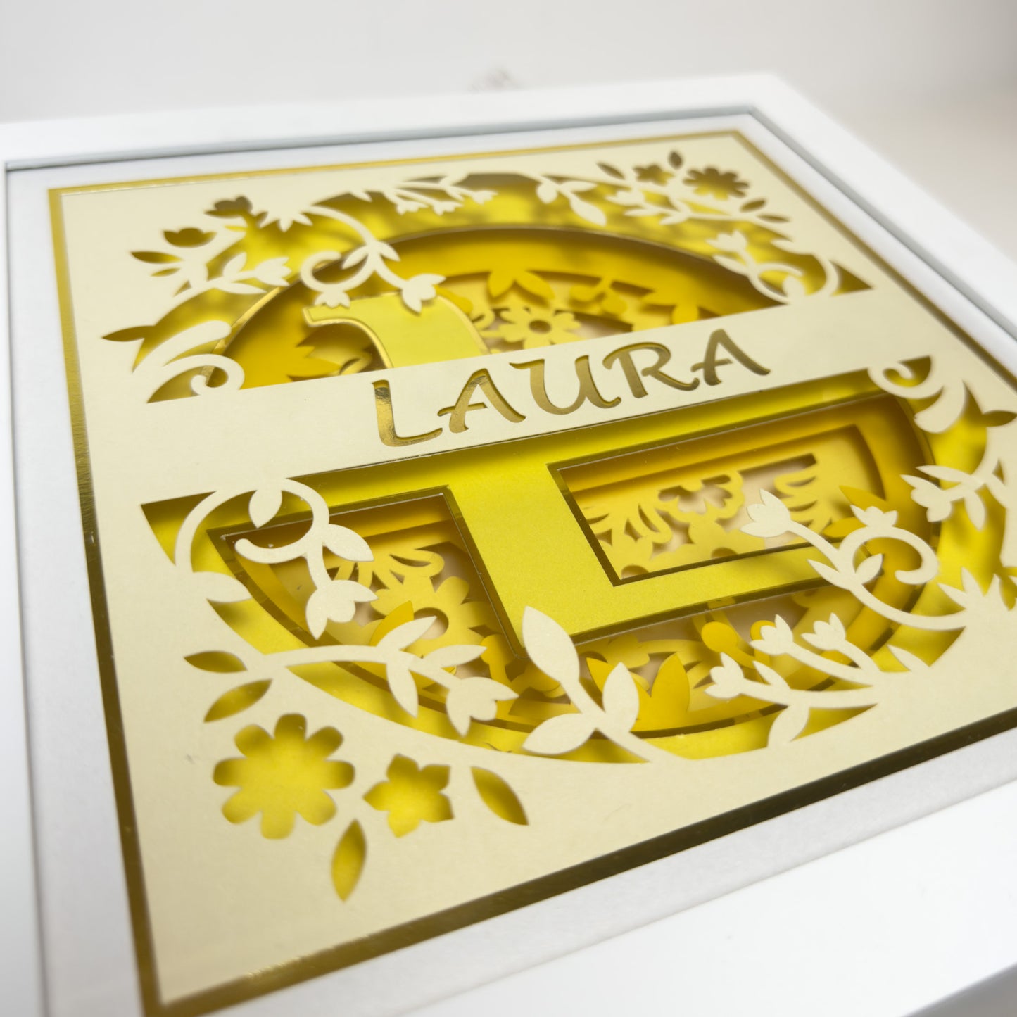 MONOGRAMA FLORES amarelo- Porta maternidade ou Quadro decorativo personalizado